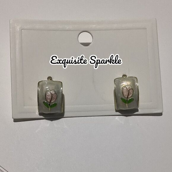 🌷Elegant GoldTone White Ivory Swirl Tulip Painted Earrings - Picture 3 of 16